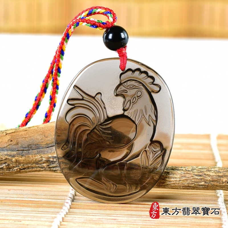 背面-黑曜石雞項鍊玉珮（金雞報喜：雞牌黑曜石雞玉珮、黑曜石雞玉墜、雞十二生肖項鍊）。黑曜石雞，GI060。客製化訂做各種黑曜石雞吊墜玉珮項鍊。★附A貨翡翠雙證書