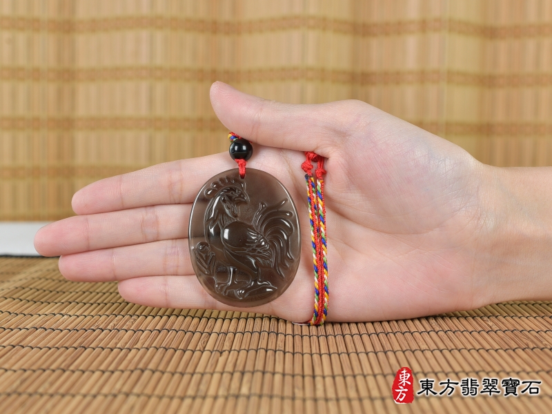 大小-黑曜石雞項鍊玉珮（金雞報喜：雞牌黑曜石雞玉珮、黑曜石雞玉墜、雞十二生肖項鍊）。黑曜石雞，GI060。客製化訂做各種黑曜石雞吊墜玉珮項鍊。★附A貨翡翠雙證書