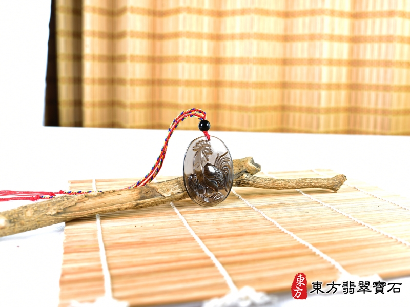 意境-黑曜石雞項鍊玉珮（金雞報喜：雞牌黑曜石雞玉珮、黑曜石雞玉墜、雞十二生肖項鍊）。黑曜石雞，GI060。客製化訂做各種黑曜石雞吊墜玉珮項鍊。★附A貨翡翠雙證書