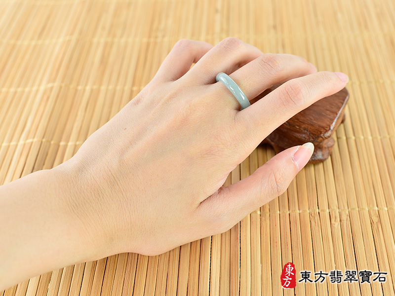 大小翡翠戒指（玉戒指、A貨翡翠戒指、緬甸玉戒指，版指戒，版戒指，結婚戒指、結婚對戒、 男女對戒）。綠色帶黃褐色糯種翡翠戒指，國際圍13，RNG506。客製化訂做各種翡翠戒指吊墜玉珮 項鍊。★附A貨翡翠雙證書