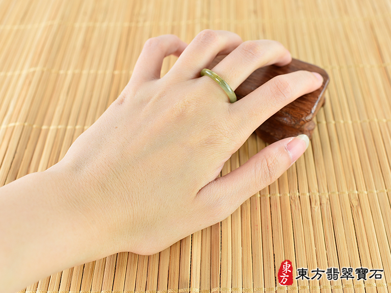 大小翡翠戒指（玉戒指、A貨翡翠戒指、緬甸玉戒指，版指戒，版戒指，結婚戒指、結婚對戒、 男女對戒）。綠色帶黃褐色糯種翡翠戒指，國際圍12，RNG513。客製化訂做各種翡翠戒指吊墜玉珮 項鍊。★附A貨翡翠雙證書