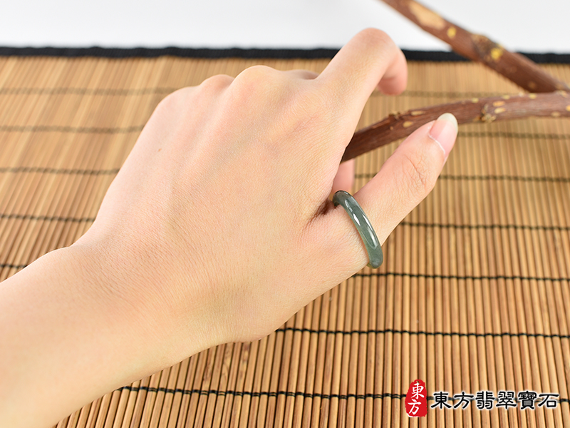 大小翡翠戒指（玉戒指、A貨翡翠戒指、緬甸玉戒指，版指戒，版戒指，結婚戒指、結婚對戒、 男女對戒）。綠色糯種翡翠戒指，國際圍17，RNG593。客製化訂做各種翡翠戒指吊墜玉珮項鍊。 ★附A貨翡翠雙證書