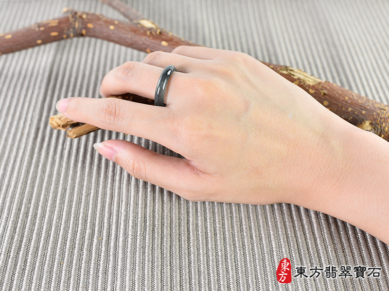 大小翡翠戒指（玉戒指、A貨翡翠戒指、緬甸玉戒指，版指戒，版戒指，結婚戒指、結婚對戒 、男女對戒）。綠色糯種翡翠戒指，國際圍12，RNG563。客製化訂做各種翡翠戒指吊墜玉珮項鍊。 ★附A貨翡翠雙證書