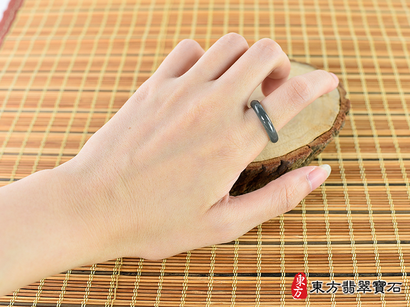 大小翡翠戒指（玉戒指、A貨翡翠戒指、緬甸玉戒指，版指戒，版戒指，結婚戒指、結婚對戒 、男女對戒）。綠色糯種翡翠戒指，國際圍11，RNG568。客製化訂做各種翡翠戒指吊墜玉珮項鍊。 ★附A貨翡翠雙證書