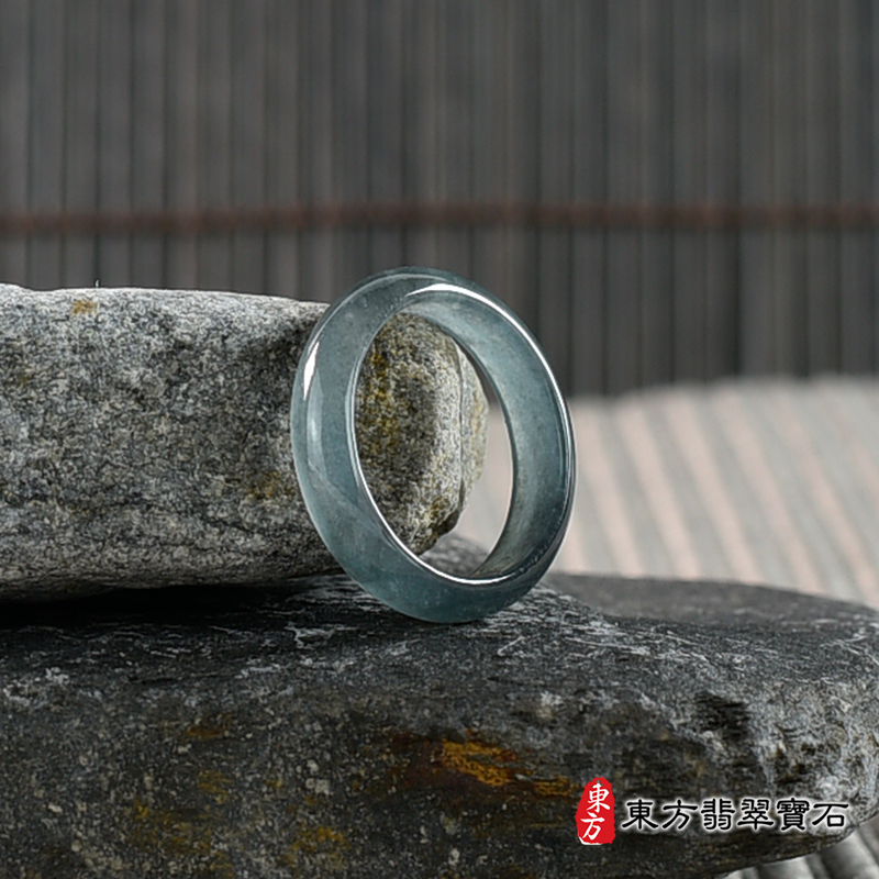 左側翡翠戒指（玉戒指、A貨翡翠戒指、緬甸玉戒指，版指戒，版戒指，結婚戒指、結婚對戒、男女對戒）。綠色糯種翡翠戒指，國際圍9，RNG578。客製化訂做各種翡翠戒指吊墜玉珮項鍊。★附A貨翡翠雙證書