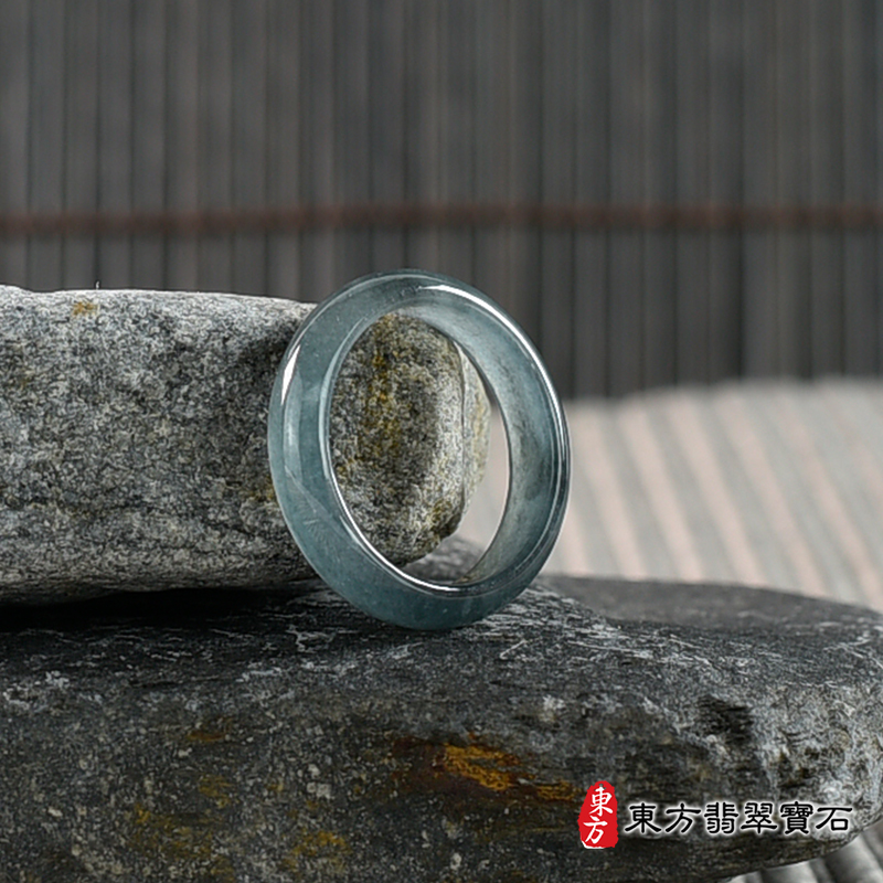 左側翡翠戒指（玉戒指、A貨翡翠戒指、緬甸玉戒指，版指戒，版戒指，結婚戒指、結婚對戒、男女對戒）。綠色糯種翡翠戒指，國際圍9，RNG578。客製化訂做各種翡翠戒指吊墜玉珮項鍊。★附A貨翡翠雙證書