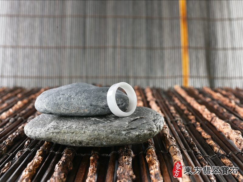 意境-翡翠戒指（玉戒指、A貨翡翠戒指、緬甸玉戒指，版指戒，版戒指，結婚戒指、結婚對戒、男女對戒）。白色帶淡綠糯種翡翠戒指，國際圍16，RNG146。客製化訂做各種翡翠戒指吊墜玉珮項鍊。★附A貨翡翠雙證書