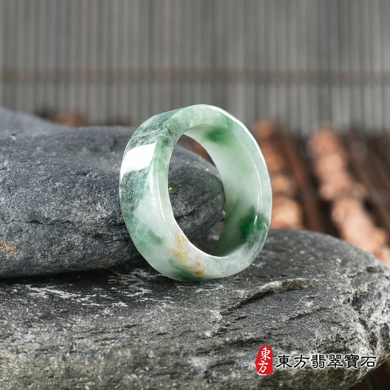 左側-翡翠戒指（玉戒指、A貨翡翠戒指、緬甸玉戒指，版指戒，版戒指，結婚戒指、結婚對戒、男女對戒）。白加綠糯種翡翠戒指，國際圍14，RNG149。客製化訂做各種翡翠戒指吊墜玉珮項鍊。★附A貨翡翠雙證書