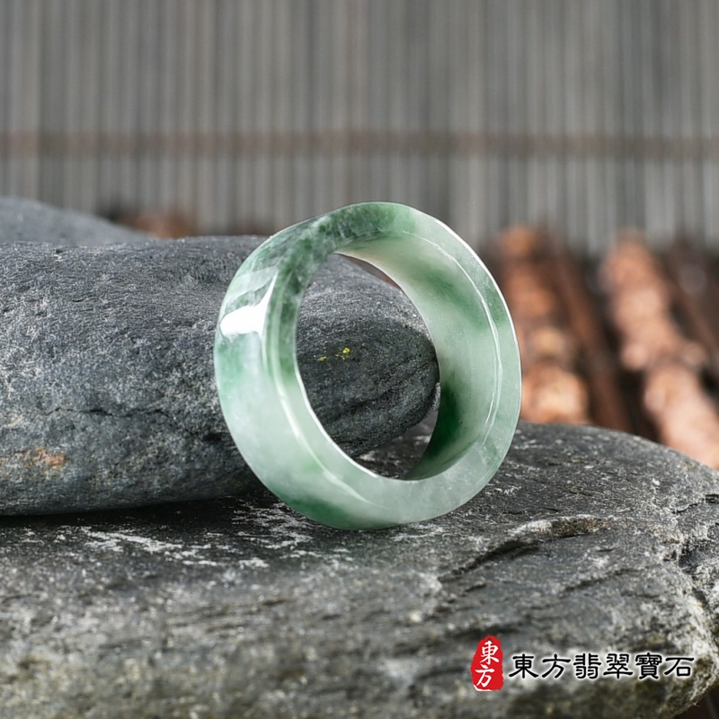 左側-翡翠戒指（玉戒指、A貨翡翠戒指、緬甸玉戒指，版指戒，版戒指，結婚戒指、結婚對戒、男女對戒）。白加綠糯種翡翠戒指，國際圍14，RNG149。客製化訂做各種翡翠戒指吊墜玉珮項鍊。★附A貨翡翠雙證書