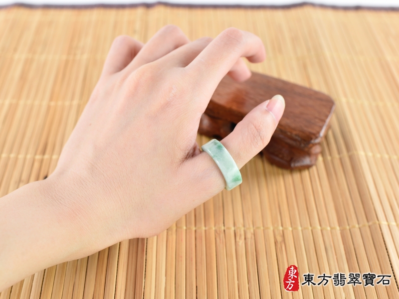 大小-翡翠戒指（玉戒指、A貨翡翠戒指、緬甸玉戒指，版指戒，版戒指，結婚戒指、結婚對戒、男女對戒）。白加綠糯種翡翠戒指，國際圍14，RNG149。客製化訂做各種翡翠戒指吊墜玉珮項鍊。★附A貨翡翠雙證書