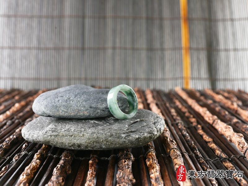 意境--翡翠戒指（玉戒指、A貨翡翠戒指、緬甸玉戒指，版指戒，版戒指，結婚戒指、結婚對戒、男女對戒）。白加綠糯種翡翠戒指，國際圍14，RNG149。客製化訂做各種翡翠戒指吊墜玉珮項鍊。★附A貨翡翠雙證書