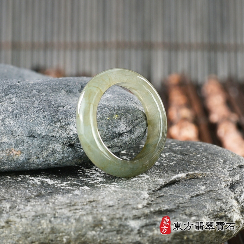 左側-翡翠戒指（玉戒指、A貨翡翠戒指、緬甸玉戒指，版指戒，版戒指，結婚戒指、結婚對戒、男女對戒）。綠帶褐糯種翡翠戒指，國際圍12，RNG151。客製化訂做各種翡翠戒指吊墜玉珮項鍊。★附A貨翡翠雙證書