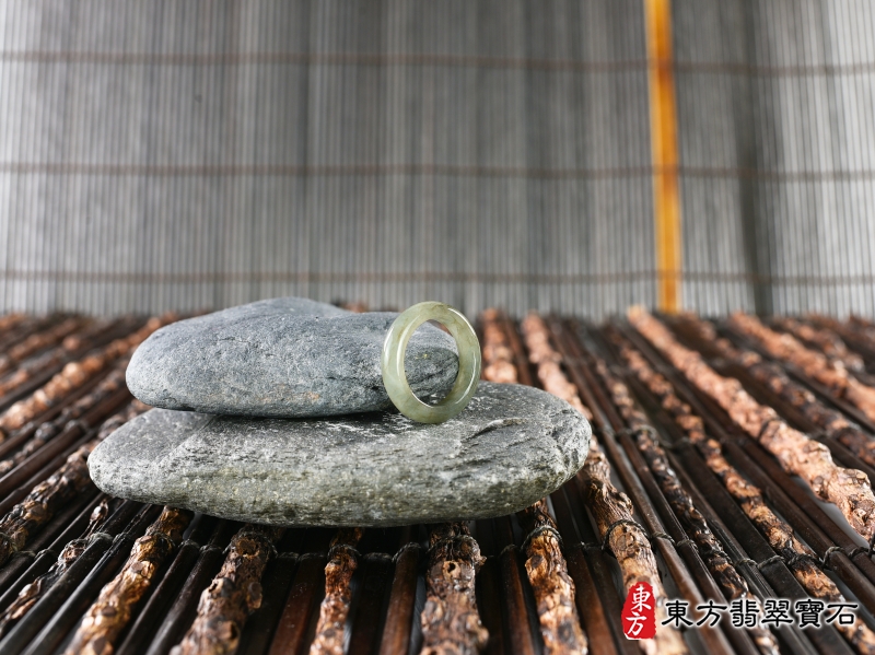 意境-翡翠戒指（玉戒指、A貨翡翠戒指、緬甸玉戒指，版指戒，版戒指，結婚戒指、結婚對戒、男女對戒）。綠帶褐糯種翡翠戒指，國際圍12，RNG151。客製化訂做各種翡翠戒指吊墜玉珮項鍊。★附A貨翡翠雙證書