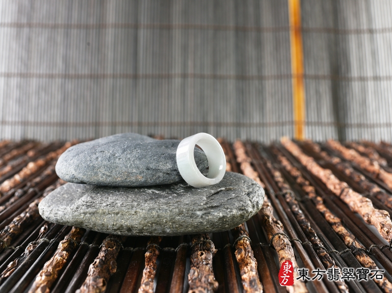 意境-翡翠戒指（玉戒指、A貨翡翠戒指、緬甸玉戒指，版指戒，版戒指，結婚戒指、結婚對戒、男女對戒）。白色糯種翡翠戒指，國際圍14，RNG152。客製化訂做各種翡翠戒指吊墜玉珮項鍊。★附A貨翡翠雙證書