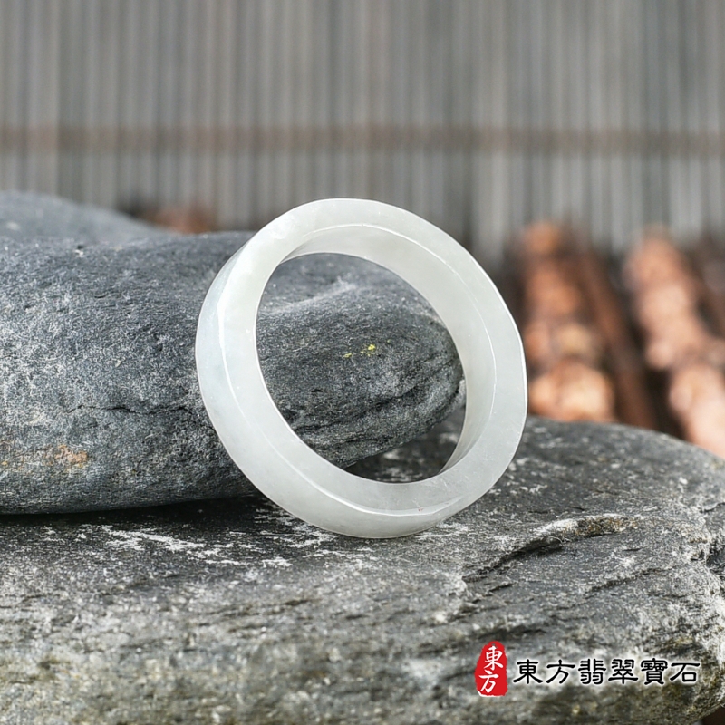 左側-翡翠戒指（玉戒指、A貨翡翠戒指、緬甸玉戒指，版指戒，版戒指，結婚戒指、結婚對戒、男女對戒）。白色糯種翡翠戒指，國際圍16，RNG156。客製化訂做各種翡翠戒指吊墜玉珮項鍊。★附A貨翡翠雙證書