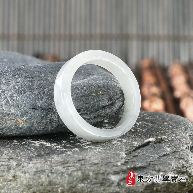 左側-翡翠戒指（玉戒指、A貨翡翠戒指、緬甸玉戒指，版指戒，版戒指，結婚戒指、結婚對戒、男女對戒）。白色糯種翡翠戒指，國際圍16，RNG156。客製化訂做各種翡翠戒指吊墜玉珮項鍊。★附A貨翡翠雙證書