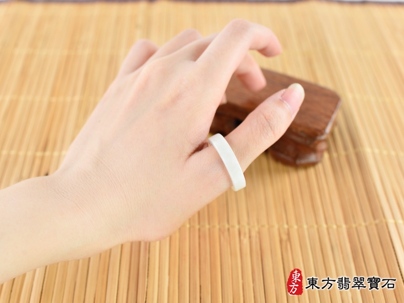 大小-翡翠戒指（玉戒指、A貨翡翠戒指、緬甸玉戒指，版指戒，版戒指，結婚戒指、結婚對戒、男女對戒）。白色糯種翡翠戒指，國際圍16，RNG156。客製化訂做各種翡翠戒指吊墜玉珮項鍊。★附A貨翡翠雙證書