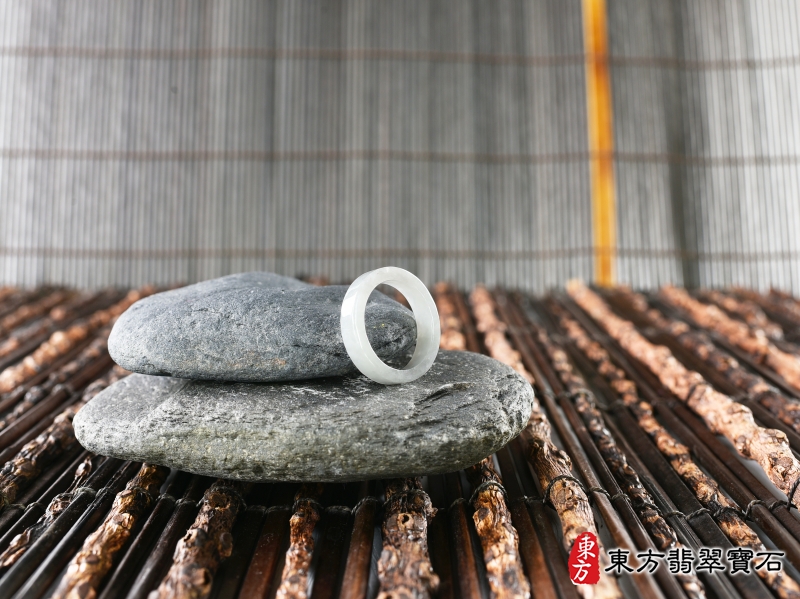 意境-翡翠戒指（玉戒指、A貨翡翠戒指、緬甸玉戒指，版指戒，版戒指，結婚戒指、結婚對戒、男女對戒）。白色糯種翡翠戒指，國際圍16，RNG156。客製化訂做各種翡翠戒指吊墜玉珮項鍊。★附A貨翡翠雙證書
