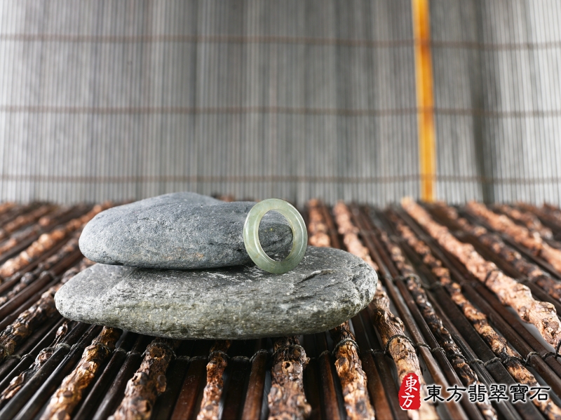 意境-翡翠戒指（玉戒指、A貨翡翠戒指、緬甸玉戒指，版指戒，版戒指，結婚戒指、結婚對戒、男女對戒）。綠帶褐糯種翡翠戒指，國際圍10，RNG157。客製化訂做各種翡翠戒指吊墜玉珮項鍊。★附A貨翡翠雙證書