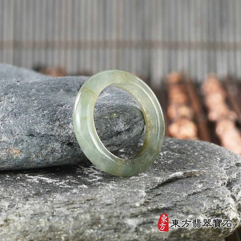 左側-翡翠戒指（玉戒指、A貨翡翠戒指、緬甸玉戒指，版指戒，版戒指，結婚戒指、結婚對戒、男女對戒）。綠帶褐糯種翡翠戒指，國際圍12，RNG158。客製化訂做各種翡翠戒指吊墜玉珮項鍊。★附A貨翡翠雙證書