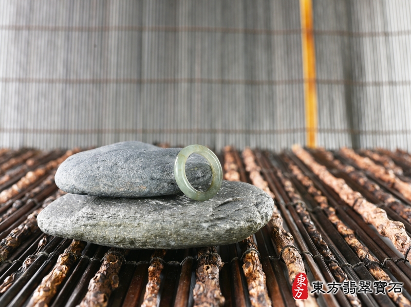 意境-翡翠戒指（玉戒指、A貨翡翠戒指、緬甸玉戒指，版指戒，版戒指，結婚戒指、結婚對戒、男女對戒）。綠帶褐糯種翡翠戒指，國際圍12，RNG158。客製化訂做各種翡翠戒指吊墜玉珮項鍊。★附A貨翡翠雙證書