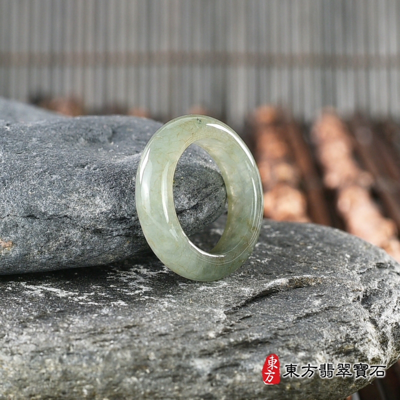 左側-翡翠戒指（玉戒指、A貨翡翠戒指、緬甸玉戒指，版指戒，版戒指，結婚戒指、結婚對戒、男女對戒）。綠帶褐糯種翡翠戒指，國際圍8，RNG161。客製化訂做各種翡翠戒指吊墜玉珮項鍊。★附A貨翡翠雙證書