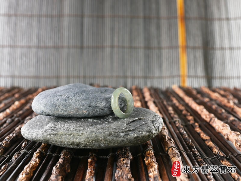 意境-翡翠戒指（玉戒指、A貨翡翠戒指、緬甸玉戒指，版指戒，版戒指，結婚戒指、結婚對戒、男女對戒）。綠帶褐糯種翡翠戒指，國際圍8，RNG161。客製化訂做各種翡翠戒指吊墜玉珮項鍊。★附A貨翡翠雙證書