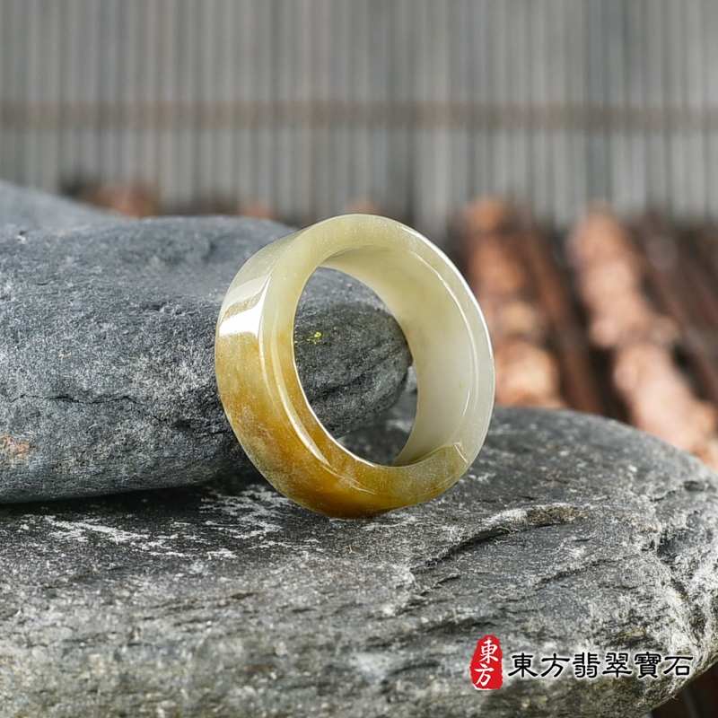左側-翡翠戒指（玉戒指、A貨翡翠戒指、緬甸玉戒指，版指戒，版戒指，結婚戒指、結婚對戒、男女對戒）。淺綠色加黃褐色糯種翡翠戒指，國際圍10，RNG162。客製化訂做各種翡翠戒指吊墜玉珮項鍊。★附A貨翡翠雙證書