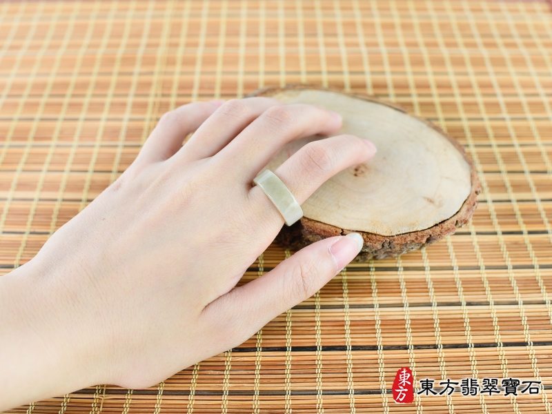 大小-翡翠戒指（玉戒指、A貨翡翠戒指、緬甸玉戒指，版指戒，版戒指，結婚戒指、結婚對戒、男女對戒）。淺綠色加黃褐色糯種翡翠戒指，國際圍10，RNG162。客製化訂做各種翡翠戒指吊墜玉珮項鍊。★附A貨翡翠雙證書