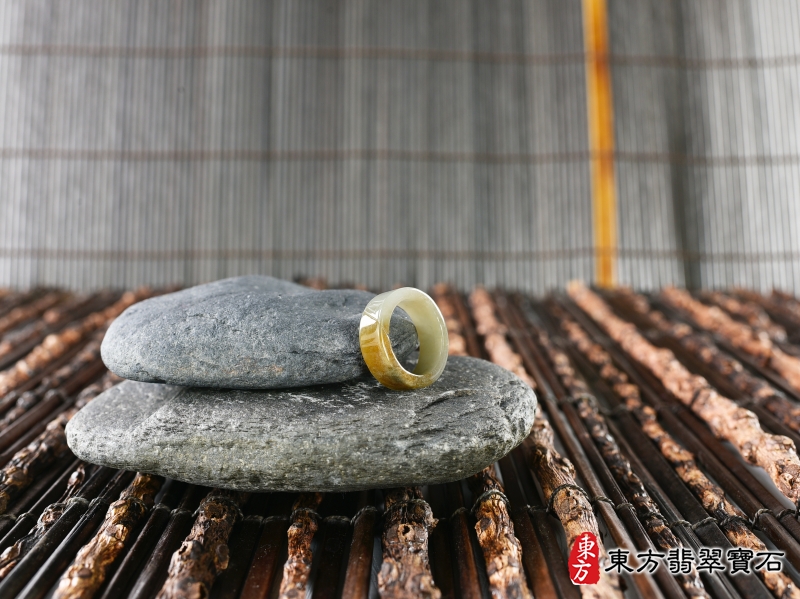 意境-翡翠戒指（玉戒指、A貨翡翠戒指、緬甸玉戒指，版指戒，版戒指，結婚戒指、結婚對戒、男女對戒）。淺綠色加黃褐色糯種翡翠戒指，國際圍10，RNG162。客製化訂做各種翡翠戒指吊墜玉珮項鍊。★附A貨翡翠雙證書