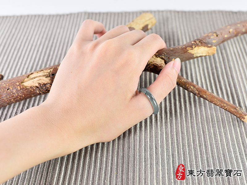 大小翡翠戒指（玉戒指、A貨翡翠戒指、緬甸玉戒指，版指戒，版戒指，結婚戒指、結婚對戒、 男女對戒）。綠色糯種翡翠戒指，國際圍15，RNG542。客製化訂做各種翡翠戒指吊墜玉珮項鍊。 ★附A貨翡翠雙證書
