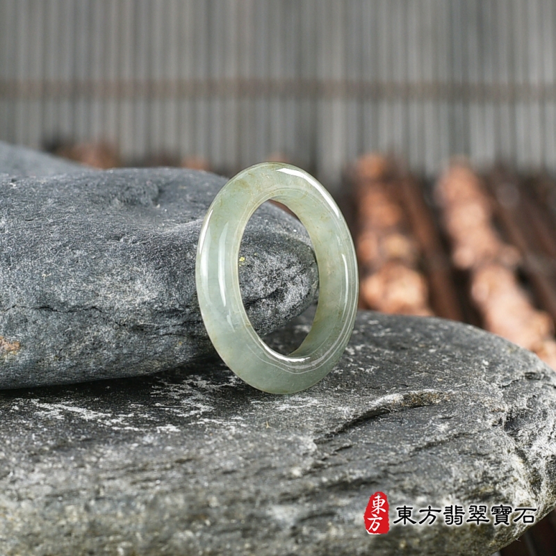 左側-翡翠戒指（玉戒指、A貨翡翠戒指、緬甸玉戒指，版指戒，版戒指，結婚戒指、結婚對戒、男女對戒）。綠帶褐糯種翡翠戒指，國際圍8，RNG163。客製化訂做各種翡翠戒指吊墜玉珮項鍊。★附A貨翡翠雙證書