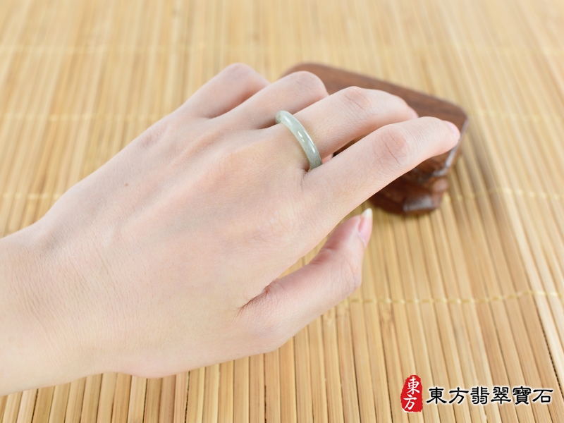 大小-翡翠戒指（玉戒指、A貨翡翠戒指、緬甸玉戒指，版指戒，版戒指，結婚戒指、結婚對戒、男女對戒）。綠帶褐糯種翡翠戒指，國際圍8，RNG163。客製化訂做各種翡翠戒指吊墜玉珮項鍊。★附A貨翡翠雙證書
