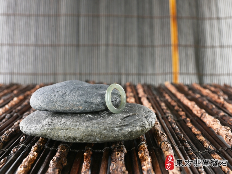 意境-翡翠戒指（玉戒指、A貨翡翠戒指、緬甸玉戒指，版指戒，版戒指，結婚戒指、結婚對戒、男女對戒）。綠帶褐糯種翡翠戒指，國際圍8，RNG163。客製化訂做各種翡翠戒指吊墜玉珮項鍊。★附A貨翡翠雙證書