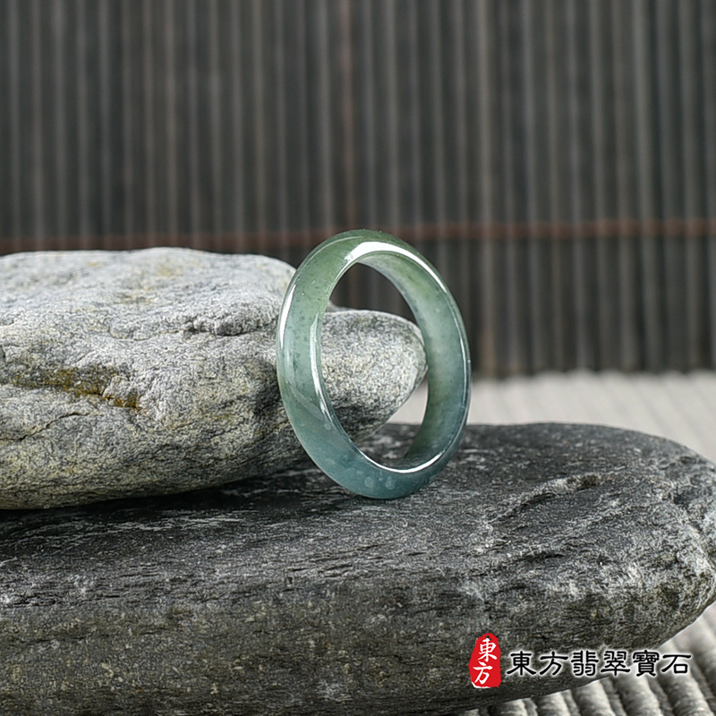 左側翡翠戒指（玉戒指、A貨翡翠戒指、緬甸玉戒指，版指戒，版戒指，結婚戒指、結婚對戒 、男女對戒）。綠色糯種翡翠戒指，國際圍16，RNG553。客製化訂做各種翡翠戒指吊墜玉珮項鍊。 ★附A貨翡翠雙證書