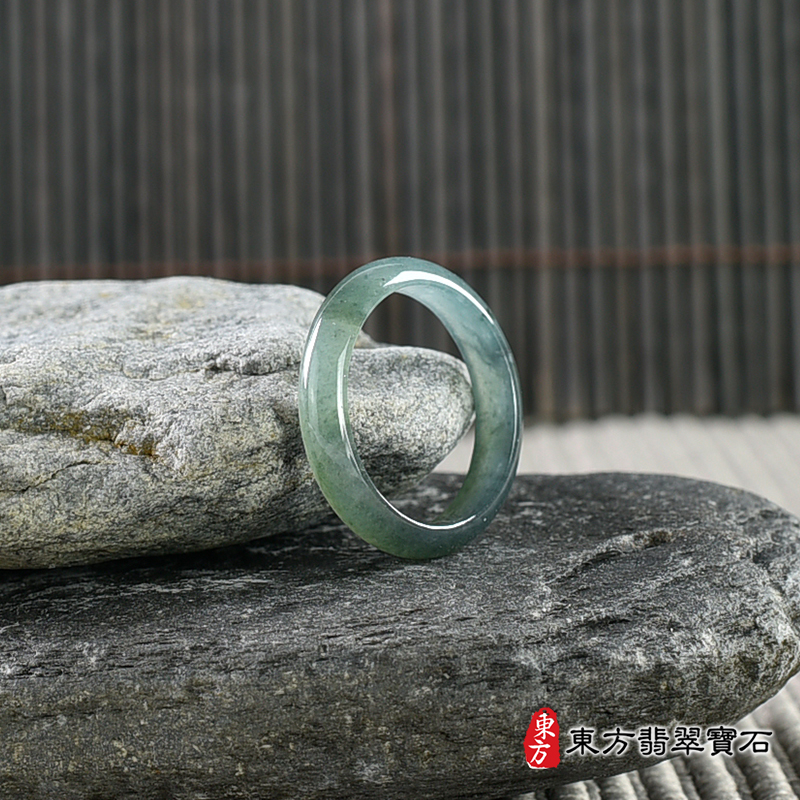 左側翡翠戒指（玉戒指、A貨翡翠戒指、緬甸玉戒指，版指戒，版戒指，結婚戒指、結婚對戒 、男女對戒）。綠色糯種翡翠戒指，國際圍16，RNG553。客製化訂做各種翡翠戒指吊墜玉珮項鍊。 ★附A貨翡翠雙證書