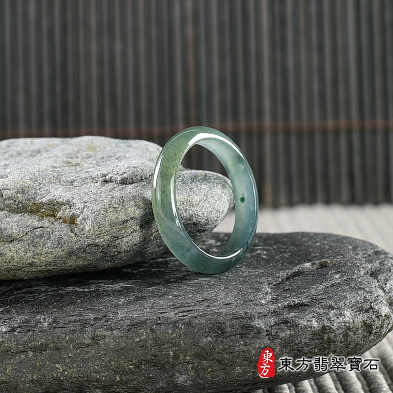 左側翡翠戒指（玉戒指、A貨翡翠戒指、緬甸玉戒指，版指戒，版戒指，結婚戒指、結婚對戒 、男女對戒）。綠色糯種翡翠戒指，國際圍16，RNG553。客製化訂做各種翡翠戒指吊墜玉珮項鍊。 ★附A貨翡翠雙證書
