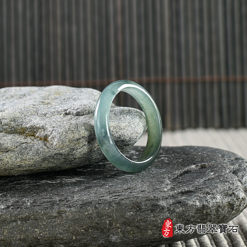 左側翡翠戒指（玉戒指、A貨翡翠戒指、緬甸玉戒指，版指戒，版戒指，結婚戒指、結婚對戒 、男女對戒）。綠色糯種翡翠戒指，國際圍16，RNG553。客製化訂做各種翡翠戒指吊墜玉珮項鍊。 ★附A貨翡翠雙證書