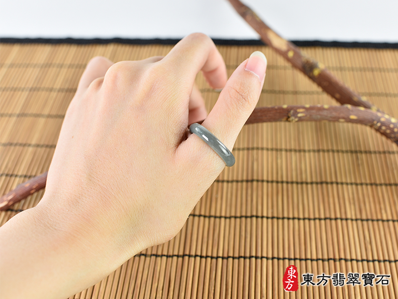 大小翡翠戒指（玉戒指、A貨翡翠戒指、緬甸玉戒指，版指戒，版戒指，結婚戒指、結婚對戒 、男女對戒）。綠色糯種翡翠戒指，國際圍16，RNG558。客製化訂做各種翡翠戒指吊墜玉珮項鍊。 ★附A貨翡翠雙證書