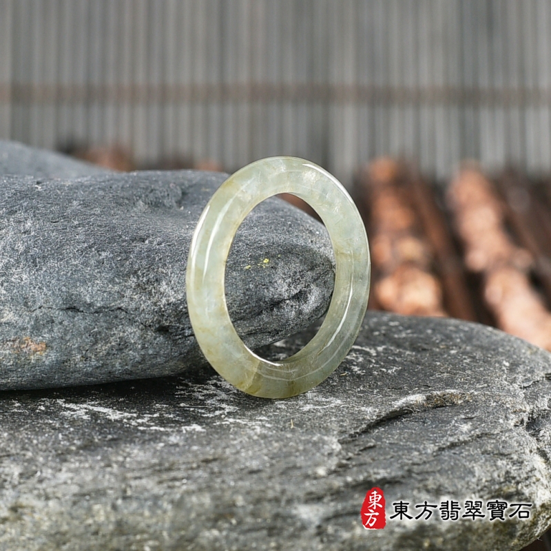 左側-翡翠戒指（玉戒指、A貨翡翠戒指、緬甸玉戒指，版指戒，版戒指，結婚戒指、結婚對戒、男女對戒）。綠帶褐糯種翡翠戒指，國際圍10，RNG167。客製化訂做各種翡翠戒指吊墜玉珮項鍊。★附A貨翡翠雙證書