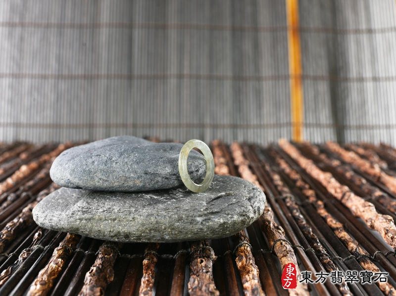 意境-翡翠戒指（玉戒指、A貨翡翠戒指、緬甸玉戒指，版指戒，版戒指，結婚戒指、結婚對戒、男女對戒）。綠帶褐糯種翡翠戒指，國際圍10，RNG167。客製化訂做各種翡翠戒指吊墜玉珮項鍊。★附A貨翡翠雙證書