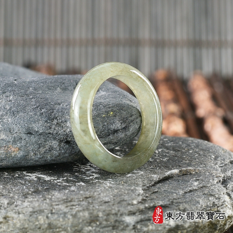 左側-翡翠戒指（玉戒指、A貨翡翠戒指、緬甸玉戒指，版指戒，版戒指，結婚戒指、結婚對戒、男女對戒）。綠帶褐糯種翡翠戒指，國際圍16，RNG168。客製化訂做各種翡翠戒指吊墜玉珮項鍊。★附A貨翡翠雙證書