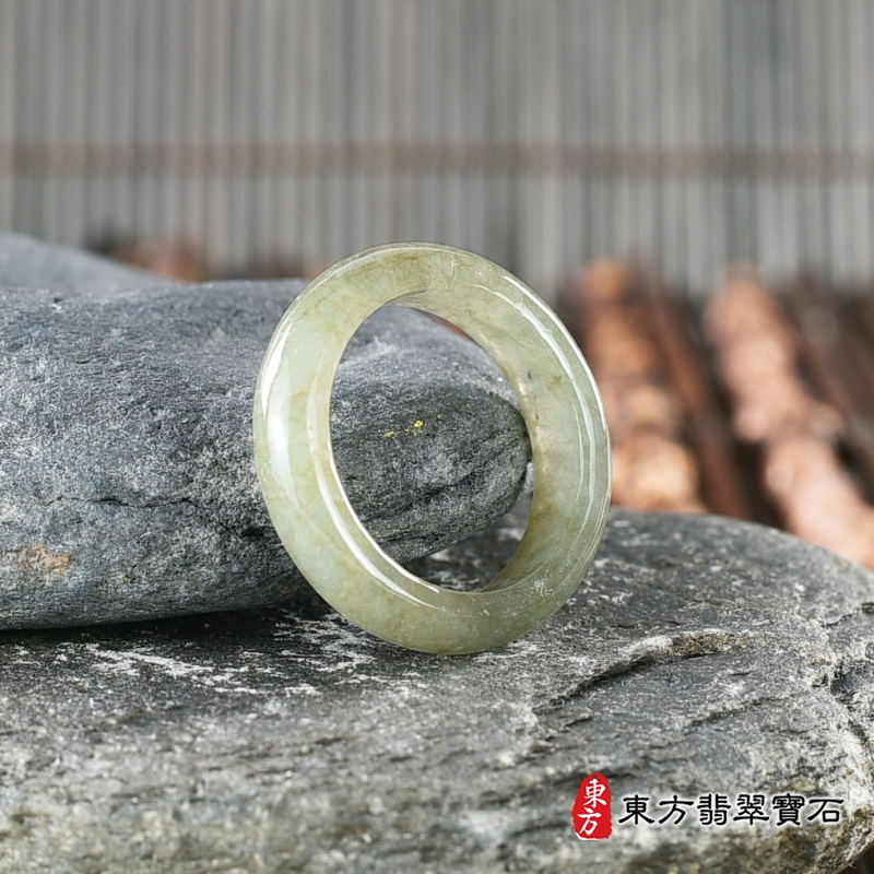 左側-翡翠戒指（玉戒指、A貨翡翠戒指、緬甸玉戒指，版指戒，版戒指，結婚戒指、結婚對戒、男女對戒）。綠帶褐糯種翡翠戒指，國際圍16，RNG168。客製化訂做各種翡翠戒指吊墜玉珮項鍊。★附A貨翡翠雙證書
