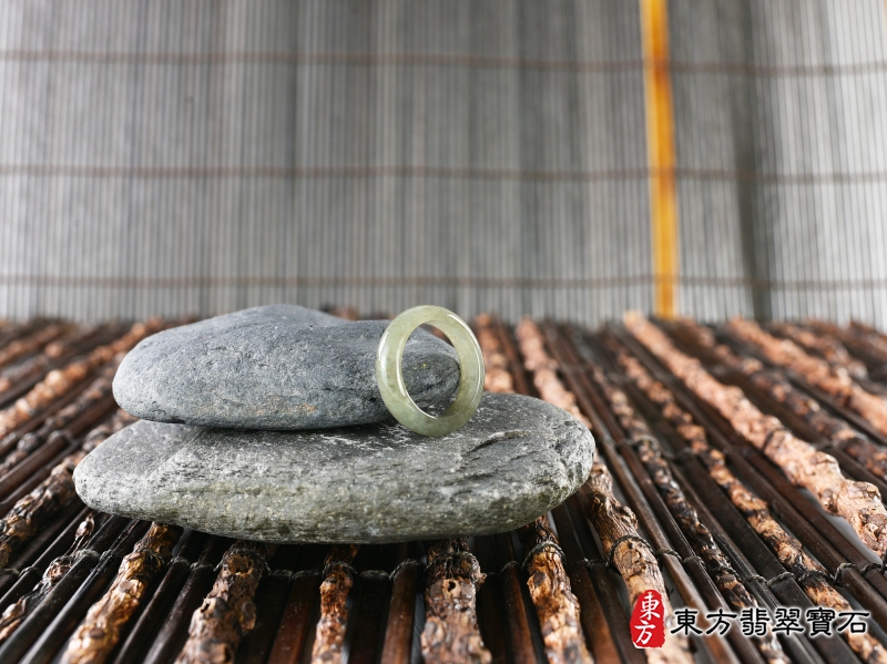 意境-翡翠戒指（玉戒指、A貨翡翠戒指、緬甸玉戒指，版指戒，版戒指，結婚戒指、結婚對戒、男女對戒）。綠帶褐糯種翡翠戒指，國際圍16，RNG168。客製化訂做各種翡翠戒指吊墜玉珮項鍊。★附A貨翡翠雙證書