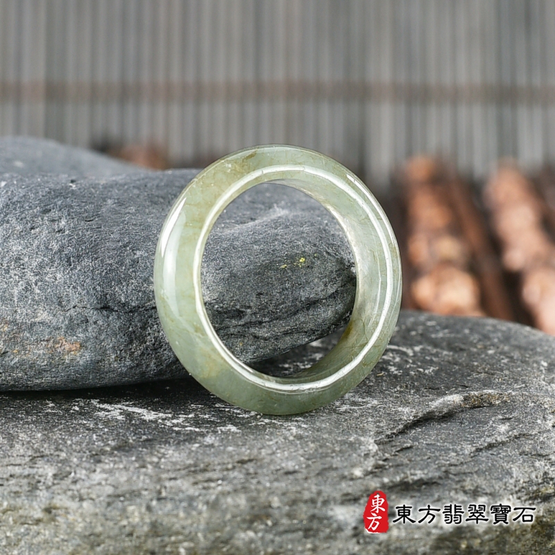左側-翡翠戒指（玉戒指、A貨翡翠戒指、緬甸玉戒指，版指戒，版戒指，結婚戒指、結婚對戒、男女對戒）。綠帶褐糯種翡翠戒指，國際圍14，RNG169。客製化訂做各種翡翠戒指吊墜玉珮項鍊。★附A貨翡翠雙證書