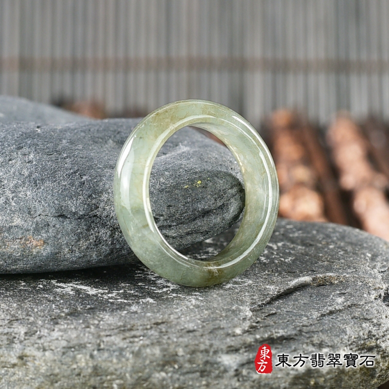 左側-翡翠戒指（玉戒指、A貨翡翠戒指、緬甸玉戒指，版指戒，版戒指，結婚戒指、結婚對戒、男女對戒）。綠帶褐糯種翡翠戒指，國際圍14，RNG169。客製化訂做各種翡翠戒指吊墜玉珮項鍊。★附A貨翡翠雙證書