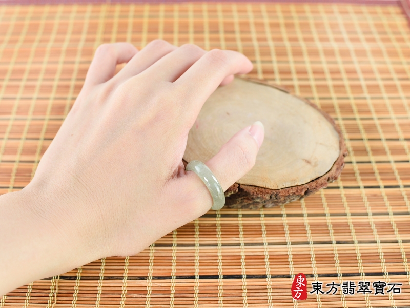 大小-翡翠戒指（玉戒指、A貨翡翠戒指、緬甸玉戒指，版指戒，版戒指，結婚戒指、結婚對戒、男女對戒）。綠帶褐糯種翡翠戒指，國際圍14，RNG169。客製化訂做各種翡翠戒指吊墜玉珮項鍊。★附A貨翡翠雙證書