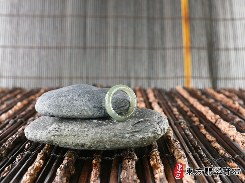 意境-翡翠戒指（玉戒指、A貨翡翠戒指、緬甸玉戒指，版指戒，版戒指，結婚戒指、結婚對戒、男女對戒）。綠帶褐糯種翡翠戒指，國際圍14，RNG169。客製化訂做各種翡翠戒指吊墜玉珮項鍊。★附A貨翡翠雙證書