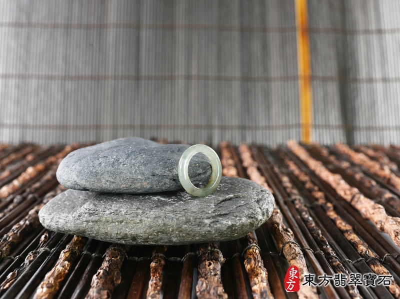 意境-翡翠戒指（玉戒指、A貨翡翠戒指、緬甸玉戒指，版指戒，版戒指，結婚戒指、結婚對戒、男女對戒）。綠帶褐糯種翡翠戒指，國際圍8，RNG172。客製化訂做各種翡翠戒指吊墜玉珮項鍊。★附A貨翡翠雙證書