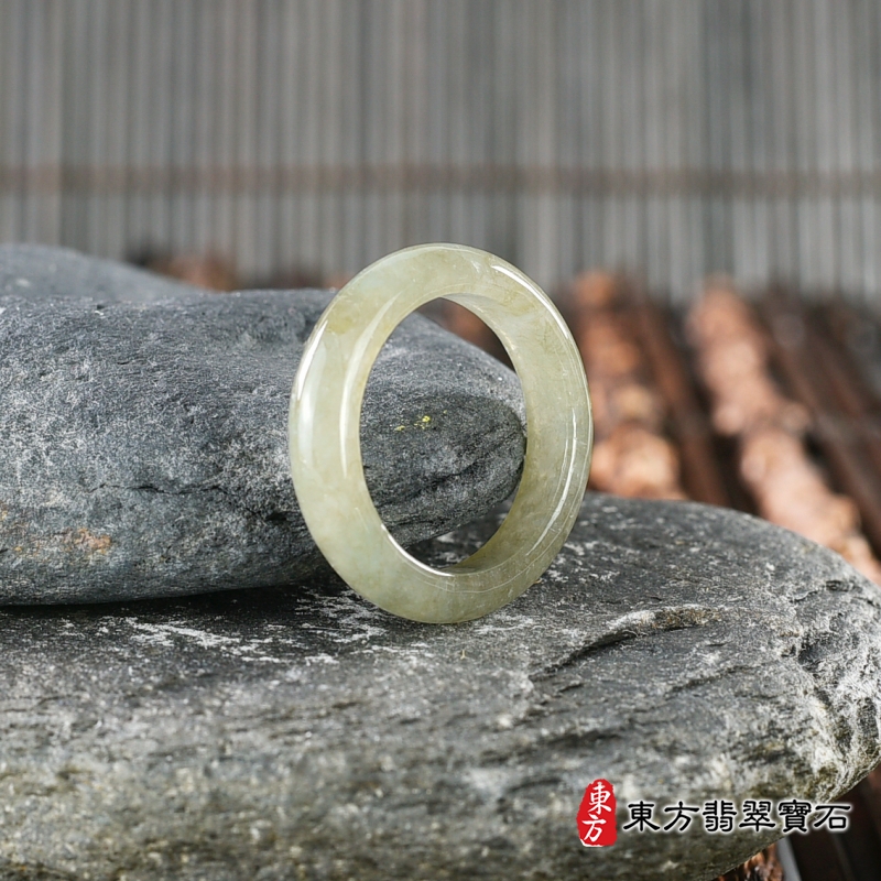 左側-翡翠戒指（玉戒指、A貨翡翠戒指、緬甸玉戒指，版指戒，版戒指，結婚戒指、結婚對戒、男女對戒）。綠帶褐糯種翡翠戒指，國際圍14，RNG174。客製化訂做各種翡翠戒指吊墜玉珮項鍊。★附A貨翡翠雙證書